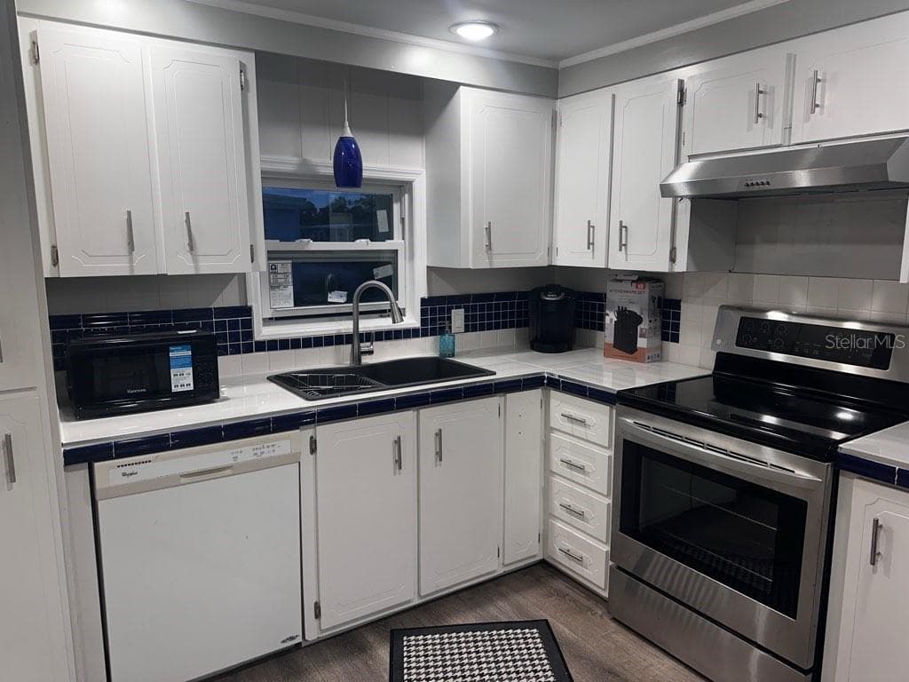 Manufactured Home at 530 SUN UP ST, NORTH FORT MYERS, photo 3 of 13
