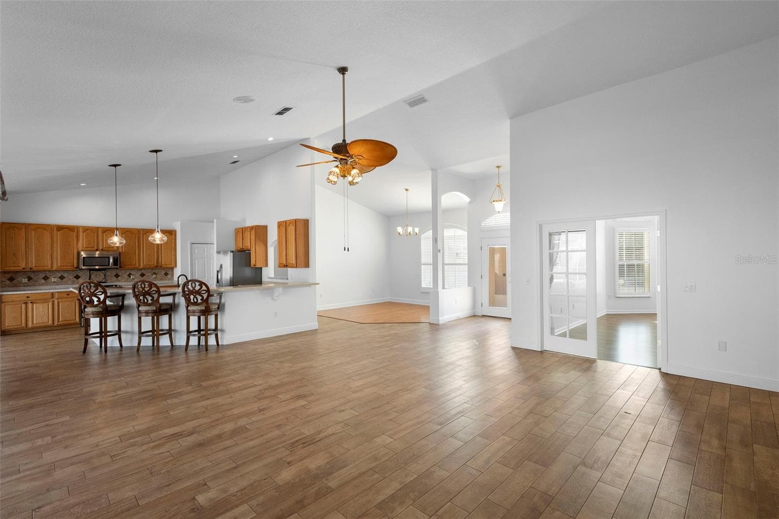 LIVING ROOM W/KITCHEN VIEW - 73 SANCTUARY AVE, DEBARY
