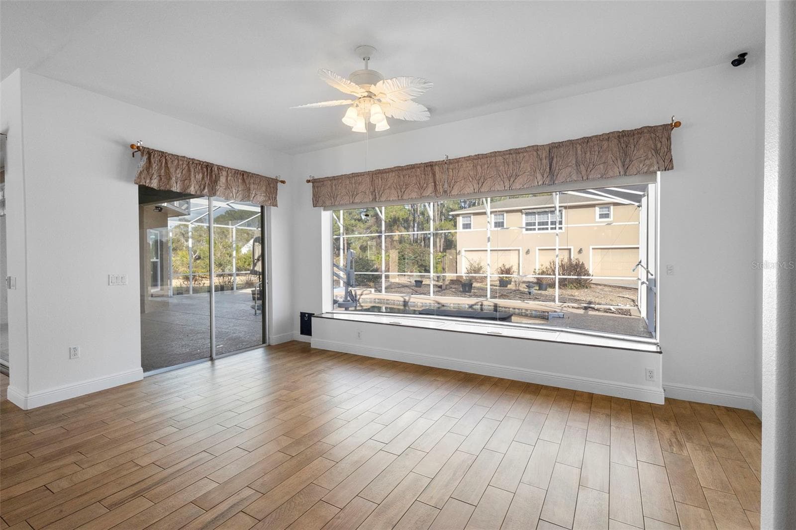 BREAKFAST / DINING NOOK WITH BENCH STORAGE - 73 SANCTUARY AVE, DEBARY