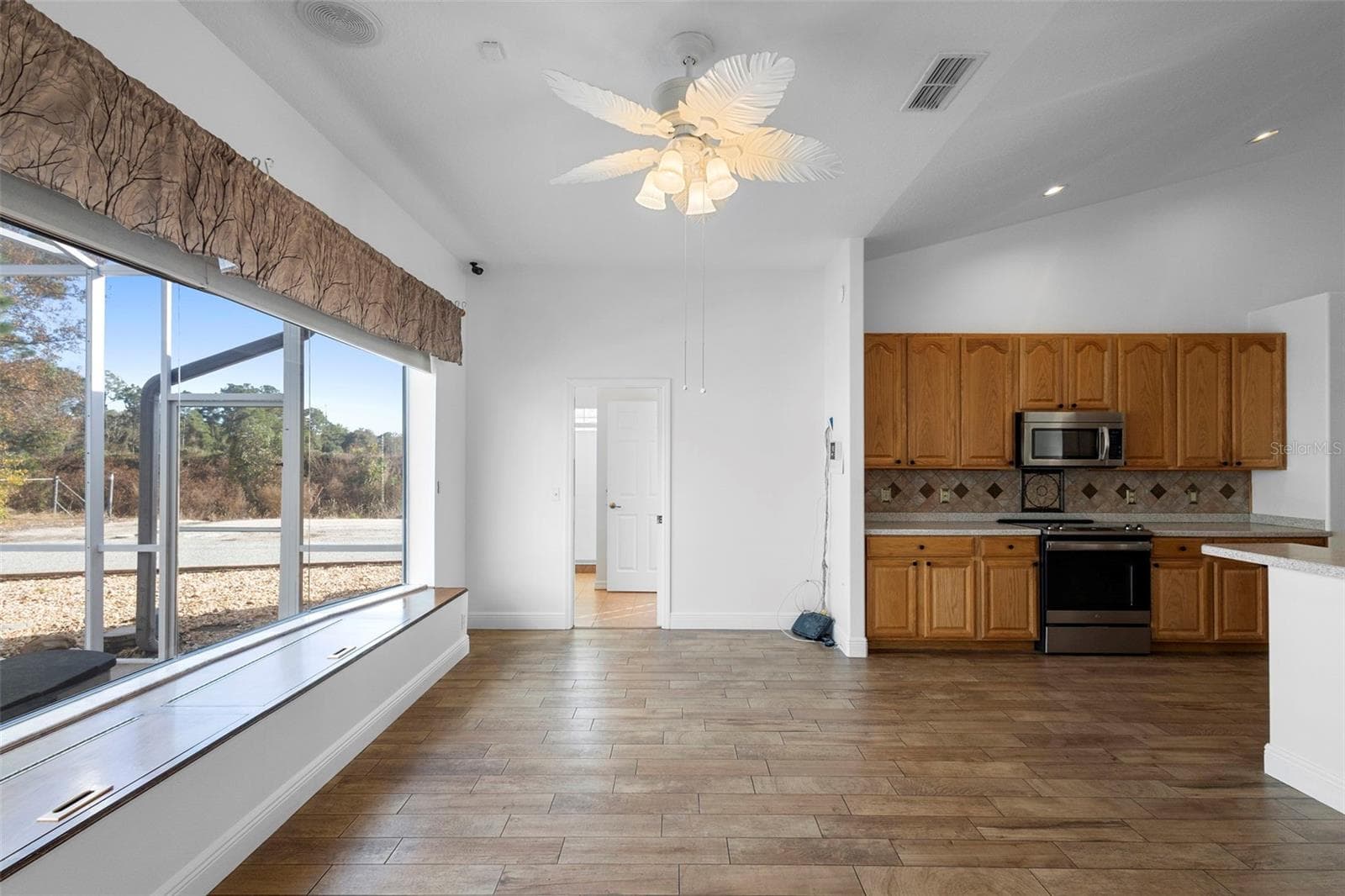 BREAKFAST/DINING NOOK - 73 SANCTUARY AVE, DEBARY