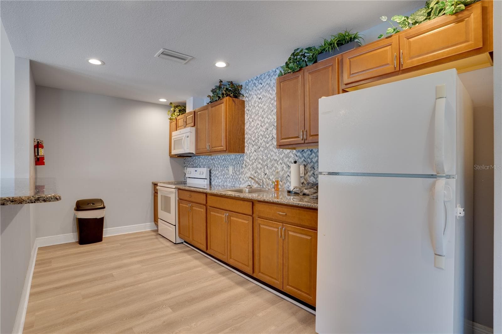 Clubhouse Kitchen - 6315 NEWTOWN CIR #15B3, TAMPA