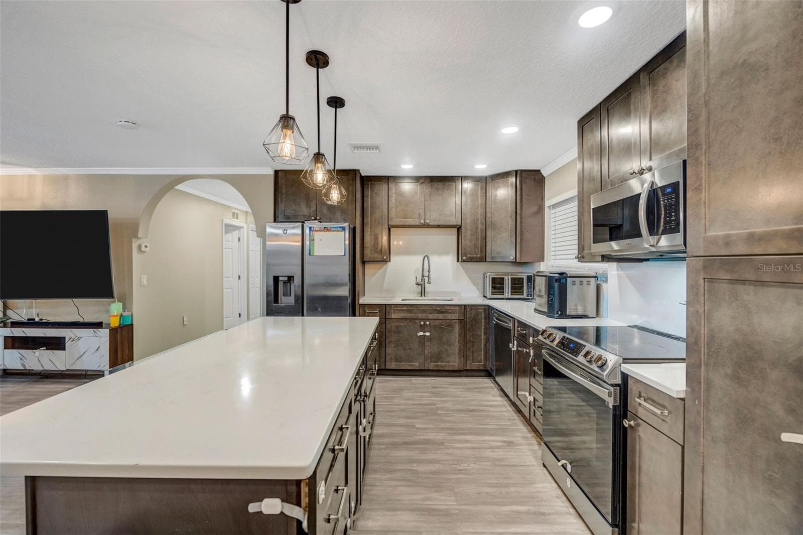 Island in kitchen - 7149 SPRUCE DR, WEEKI WACHEE