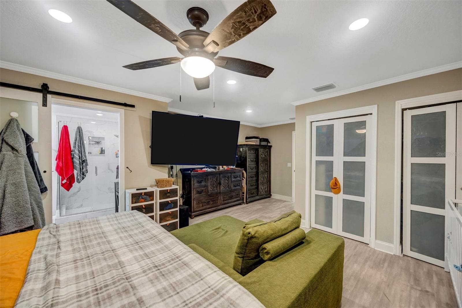 Primary walk-ins and ensuite - 7149 SPRUCE DR, WEEKI WACHEE