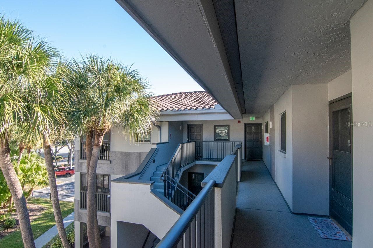 Top floor unit - 2650 COUNTRYSIDE BLVD #F303, CLEARWATER