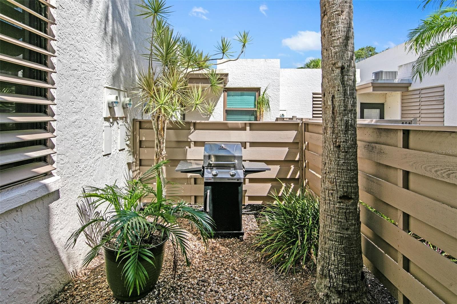 Outdoor courtyard - 611 WOODLAWN DR #611, BRADENTON