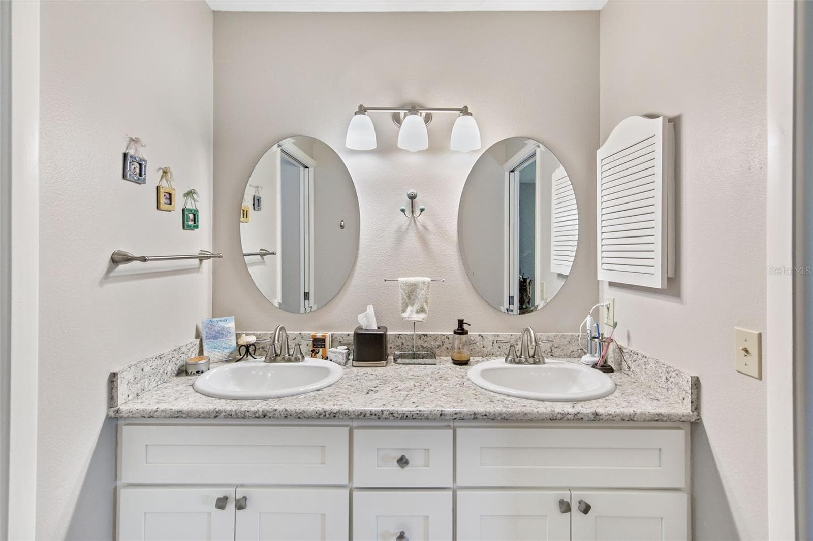 Primary bathroom - dual vanity - 611 WOODLAWN DR #611, BRADENTON