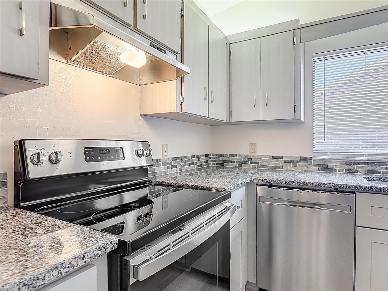 stone counters with glass backsplash - 4761 RIVERGLEN BLVD, PONCE INLET