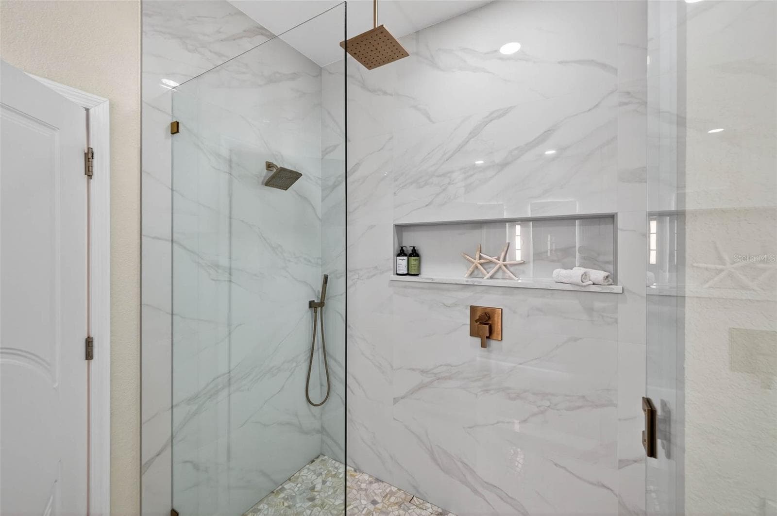 Guest bathroom - 1581 ALEXANDER RD, BELLEAIR