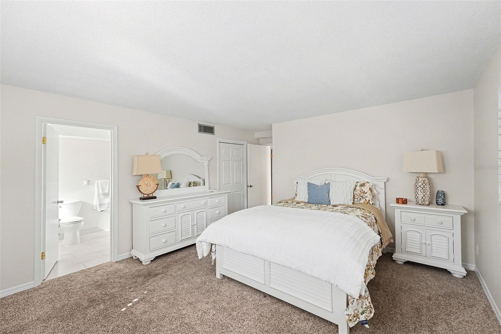 Second level primary bedroom with ensuite bath. - 19936 GULF BLVD, INDIAN SHORES