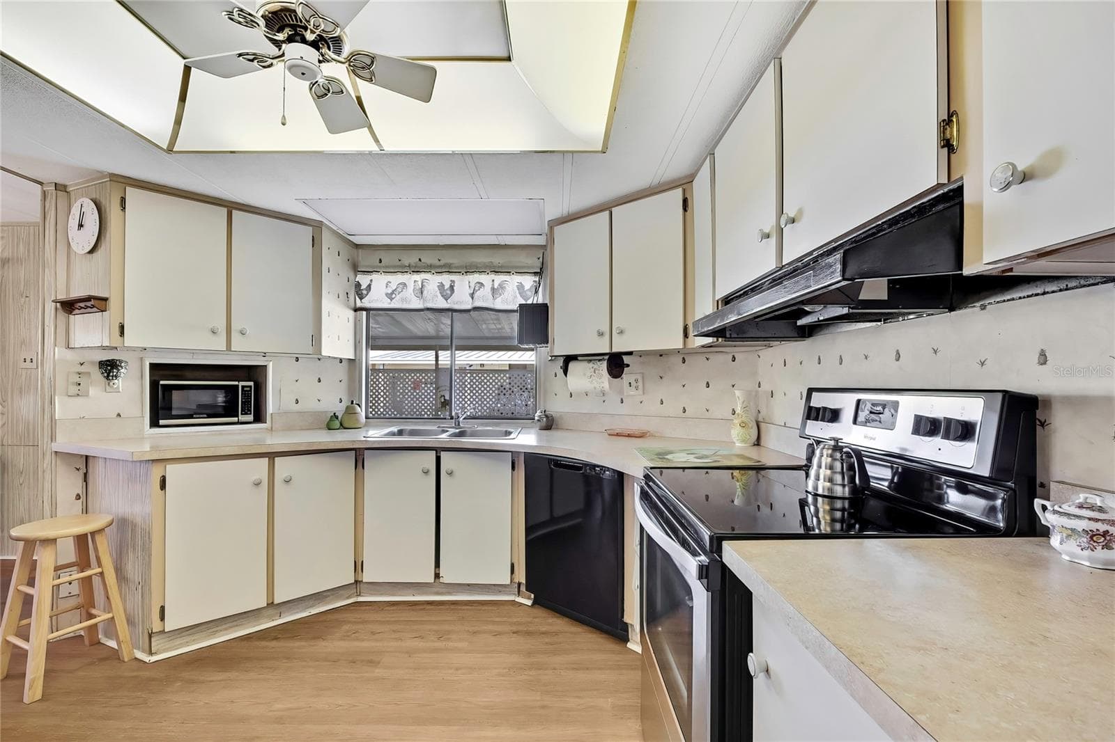 Manufactured Home at 3141 NANTUCKET DR, HOLIDAY, photo 8 of 38
