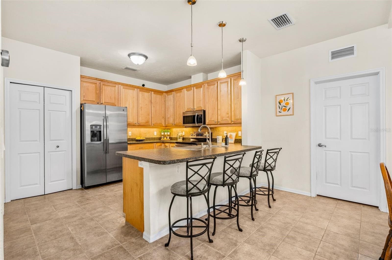 Large kitchen for entertaining - 11550 NW 17TH PL, GAINESVILLE