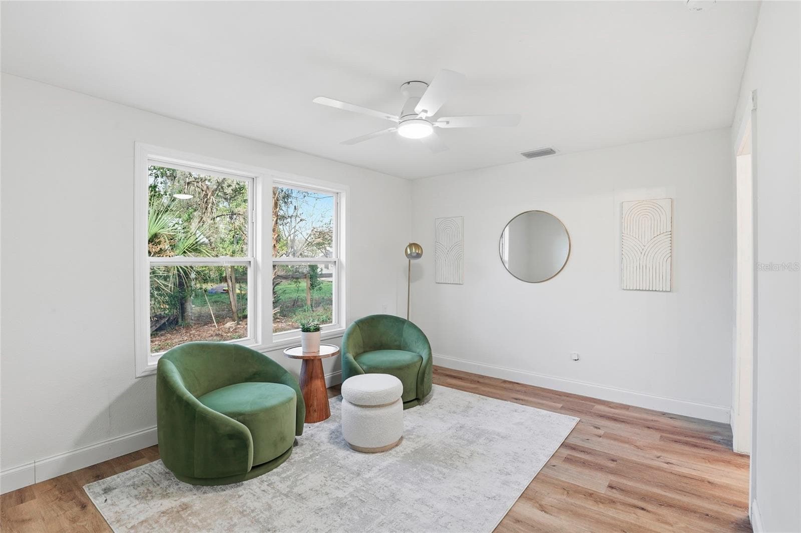 Living room with large windows and natural light - 425 SE 2ND ST, WILLISTON