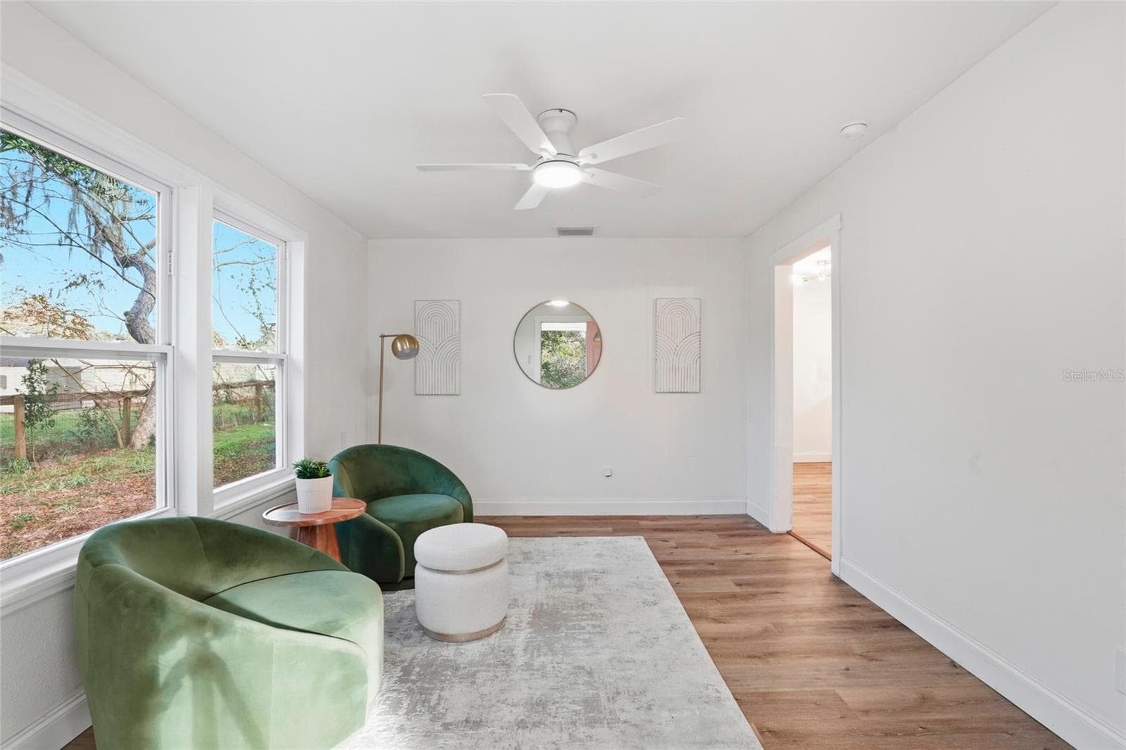 Living room with ceiling fan and open flow to the kitchen - 425 SE 2ND ST, WILLISTON