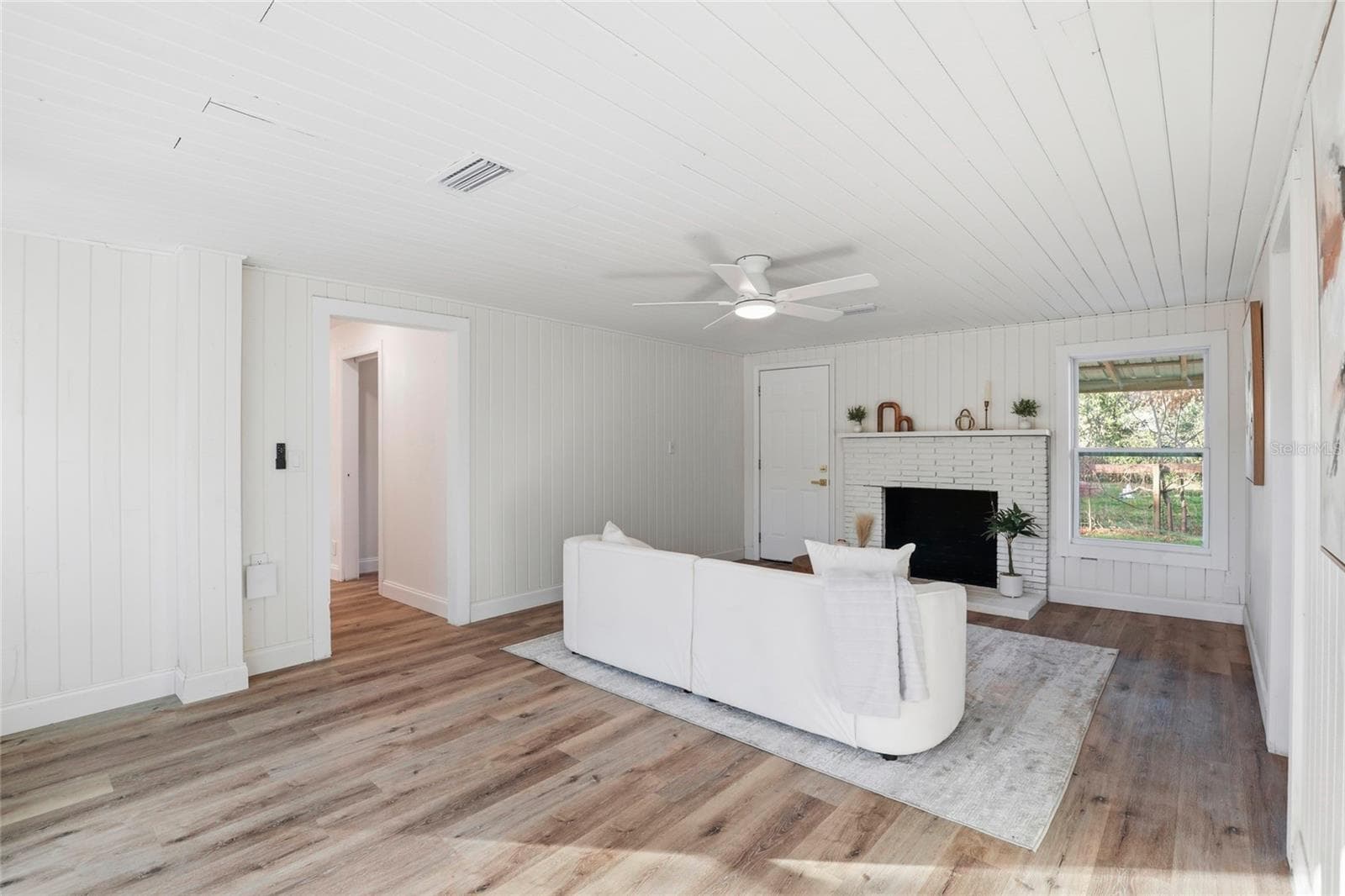 Family room with fireplace and view to the hallway - 425 SE 2ND ST, WILLISTON