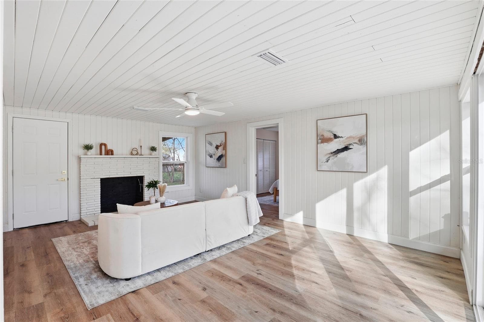 Family room with vaulted ceiling and plenty of natural light - 425 SE 2ND ST, WILLISTON