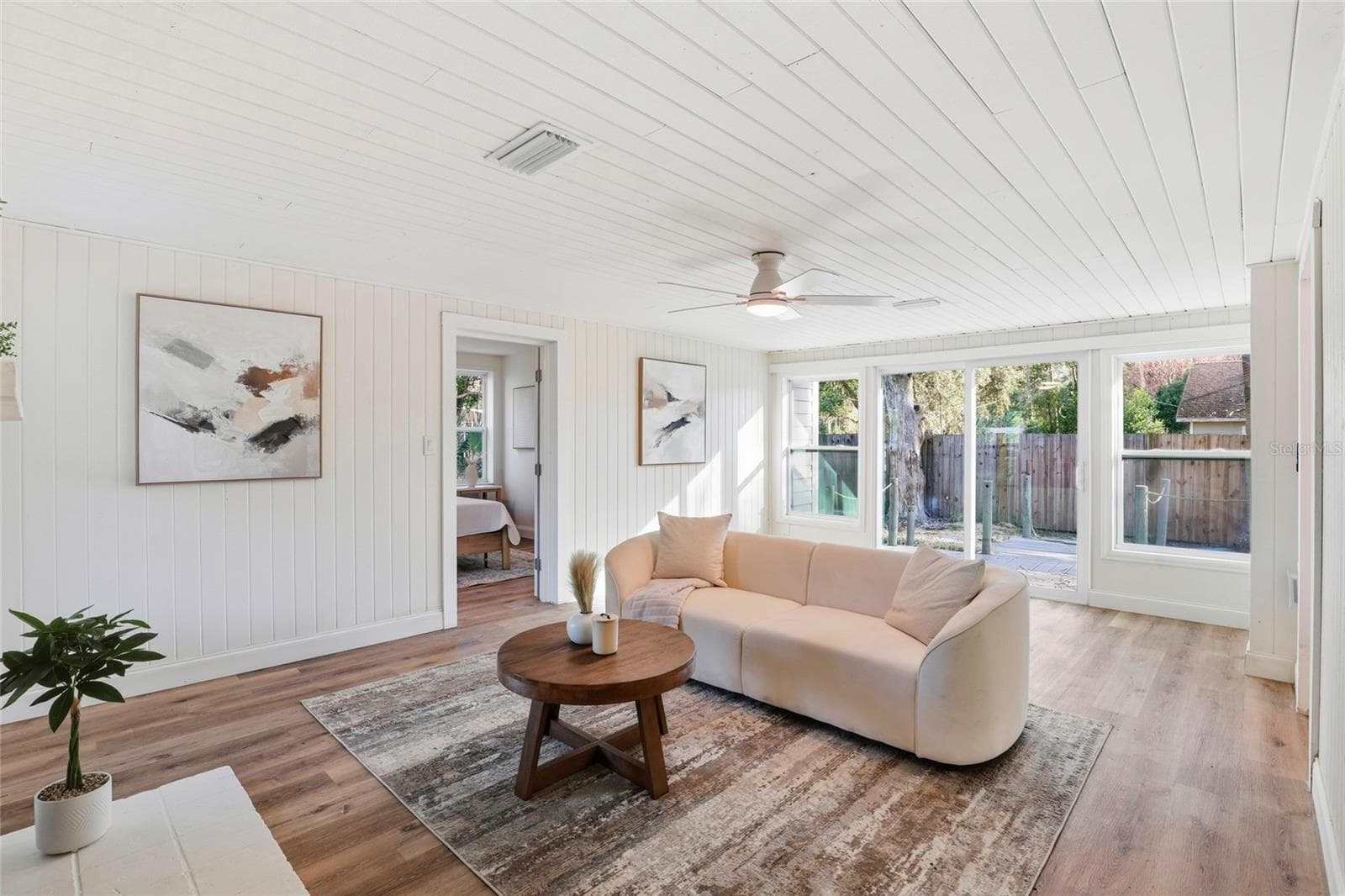 Family room with sliding glass doors to the back patio - 425 SE 2ND ST, WILLISTON