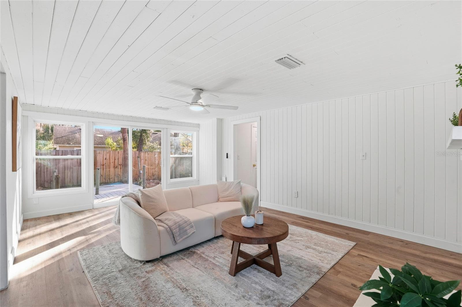 Family room sitting area with sliding doors and backyard views - 425 SE 2ND ST, WILLISTON