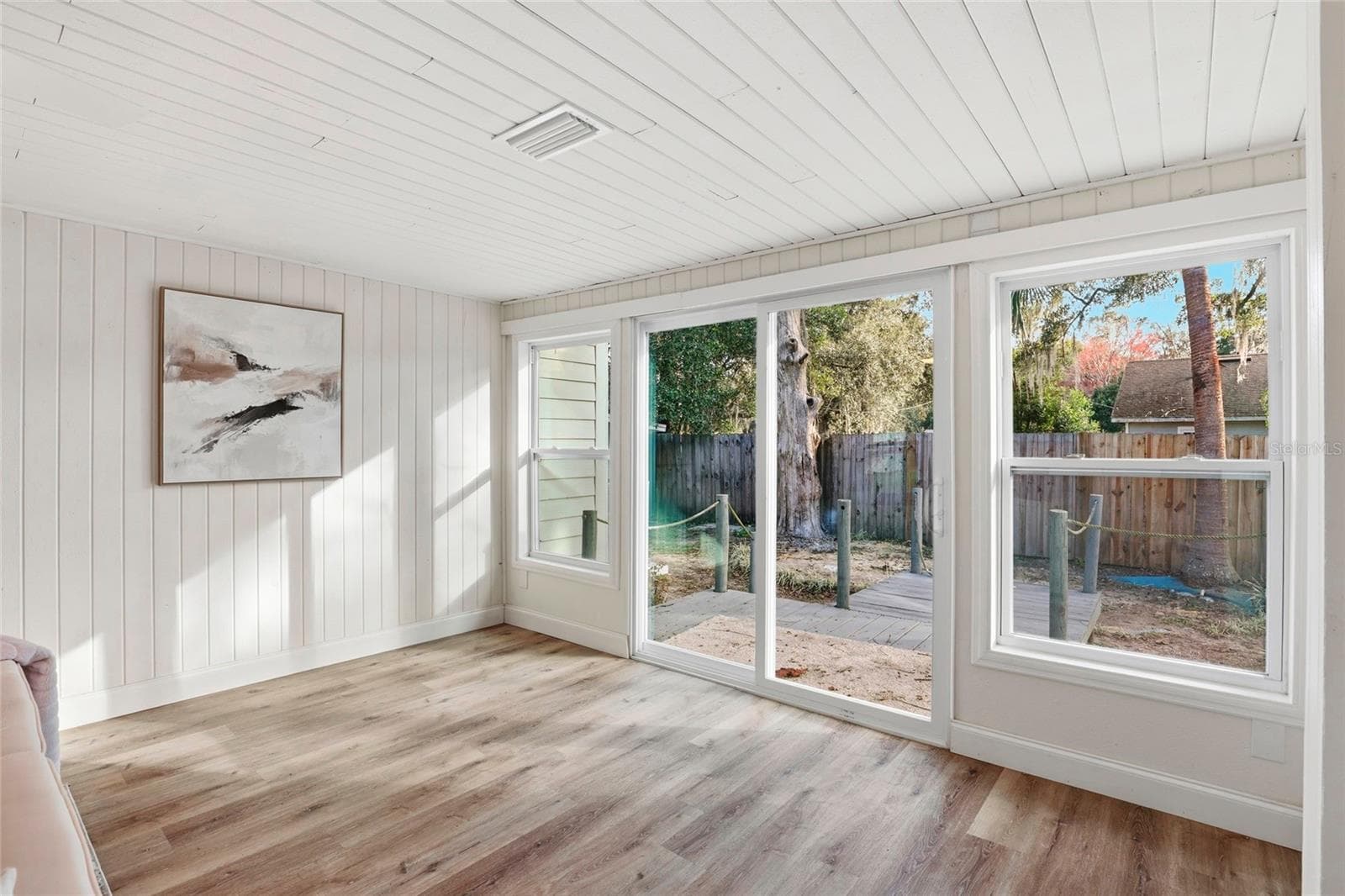 Third bedroom with sliding glass doors to the backyard - 425 SE 2ND ST, WILLISTON