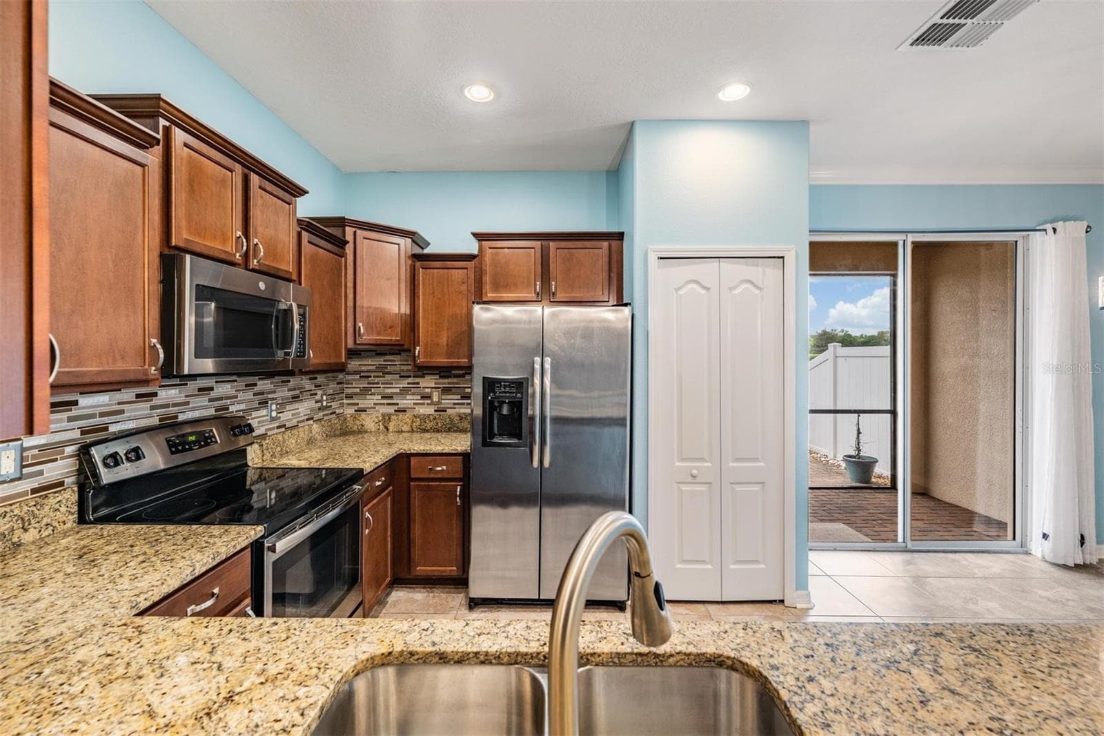 Townhouse at 12039 GREENGATE DR, HUDSON, photo 11 of 35