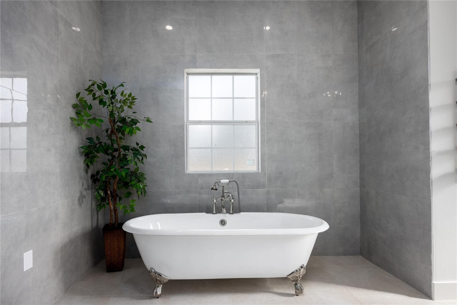 Primary Clawfoot Tub - 12456 155TH PL, LIVE OAK