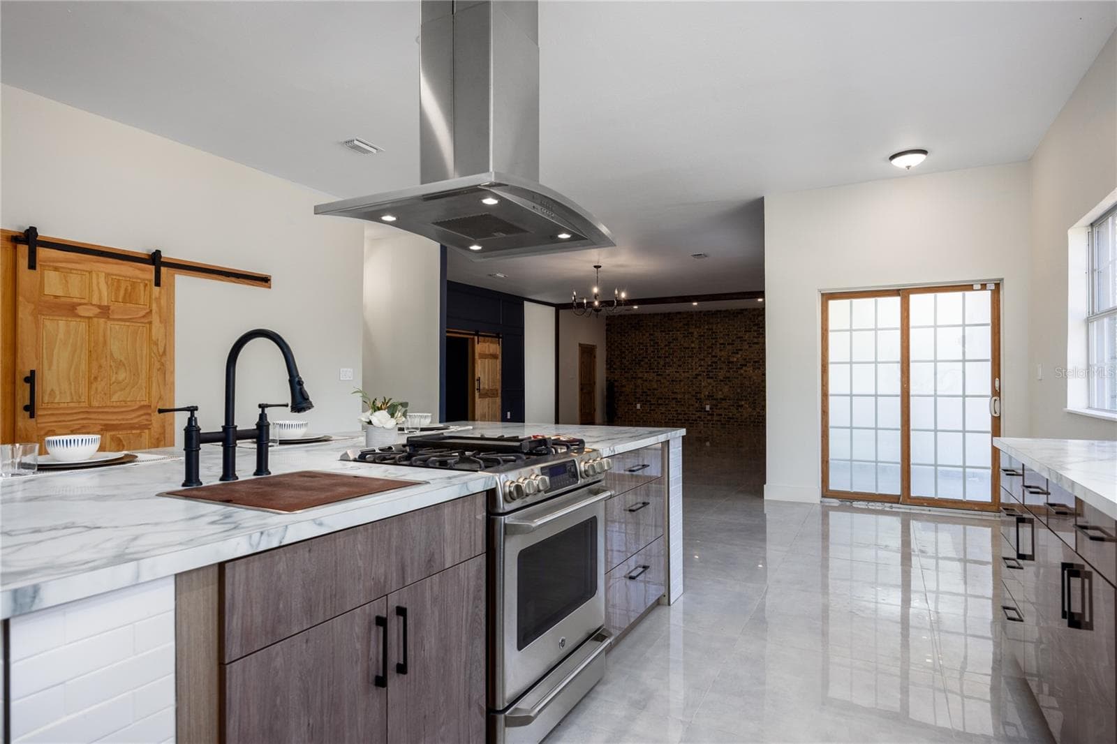 Gas stove and prep sink - 12456 155TH PL, LIVE OAK