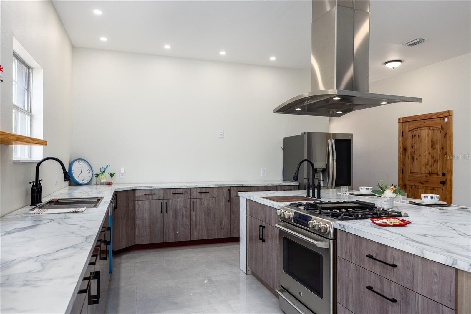 Tons of room on the countertop - 12456 155TH PL, LIVE OAK
