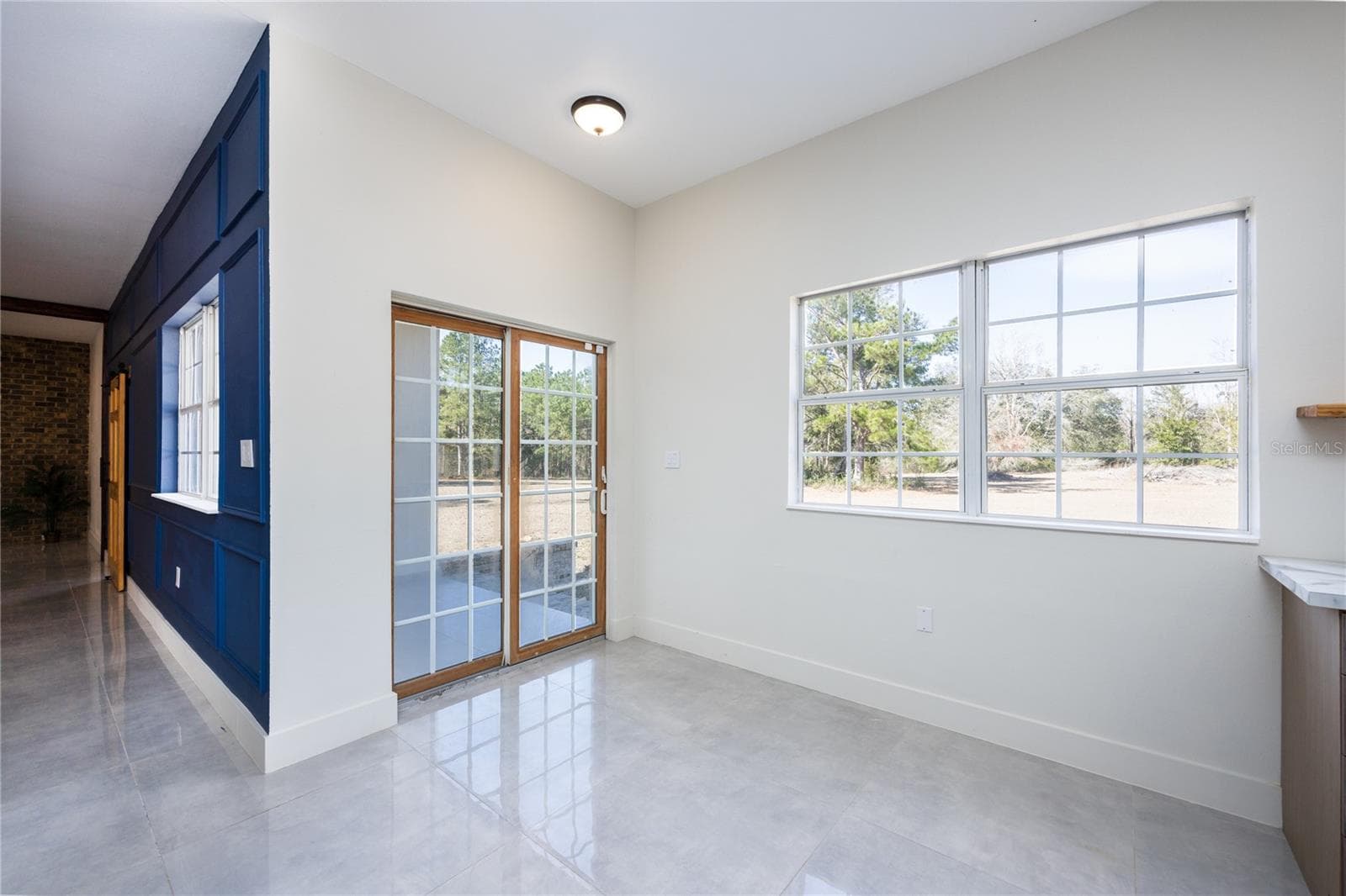 Kitchen nook with doors to covered patio for BBQ - 12456 155TH PL, LIVE OAK
