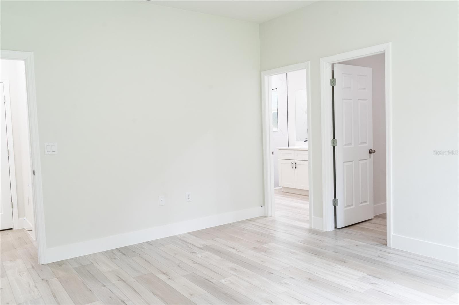 Primary bedroom with ensuite and walk-in closet - 10955 N DRAGONIS DR, CITRUS SPRINGS