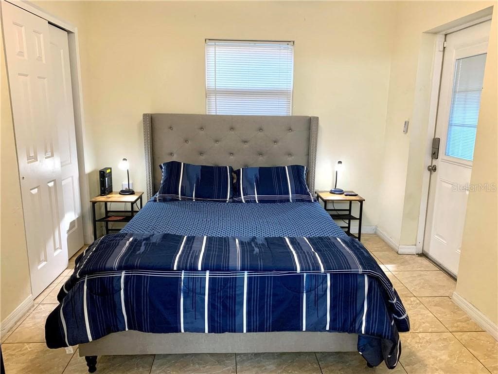 MASTER BEDROOM WITH A FULL BATHROOM AND WET BAR - 2721 RAEFORD RD, ORLANDO