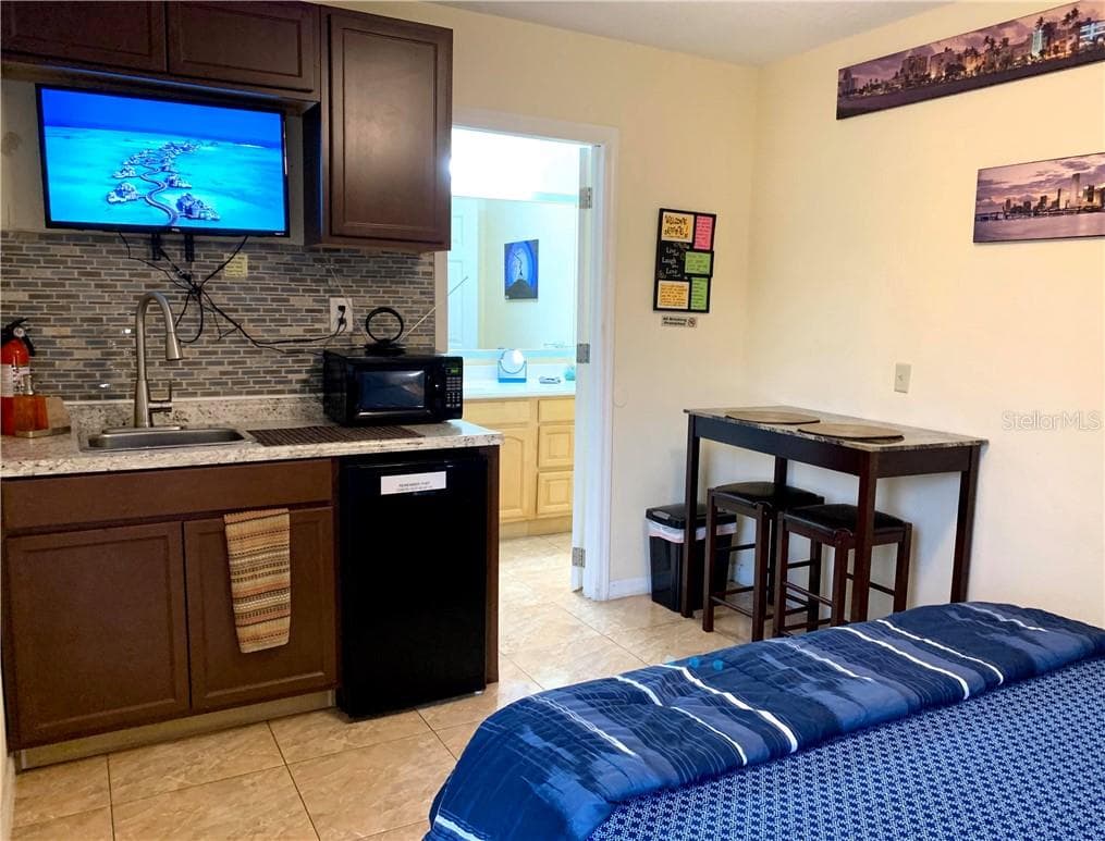 MASTER BEDROOM'S WET BAR - 2721 RAEFORD RD, ORLANDO