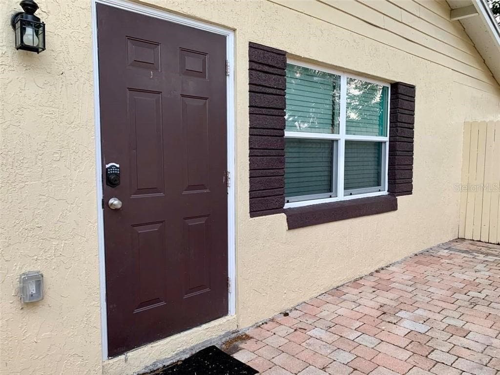SECOND MASTER BEDROOM'S PRIVATE ENTRANCE FROM RIGHT SIDE OF THE HOUSE. - 2721 RAEFORD RD, ORLANDO