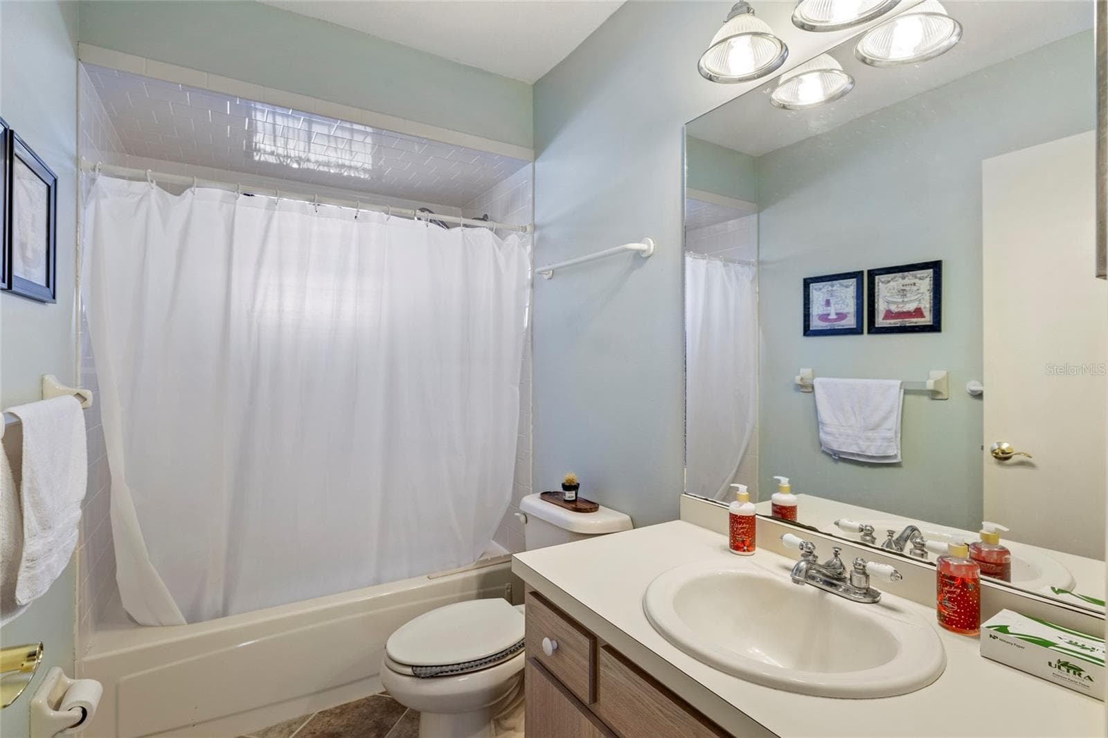 Full Bathroom - 1626 WILLOW RUN, SEBRING