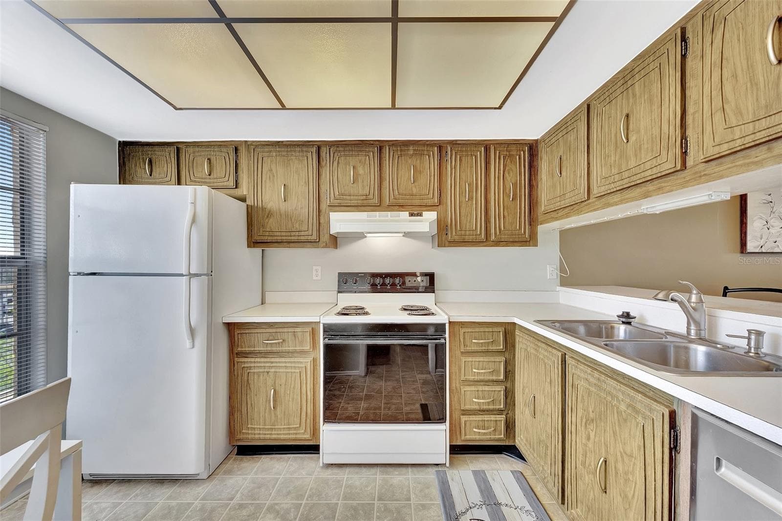 Kitchen has a window to let in light - 113 ISLAND WAY #241, CLEARWATER BEACH
