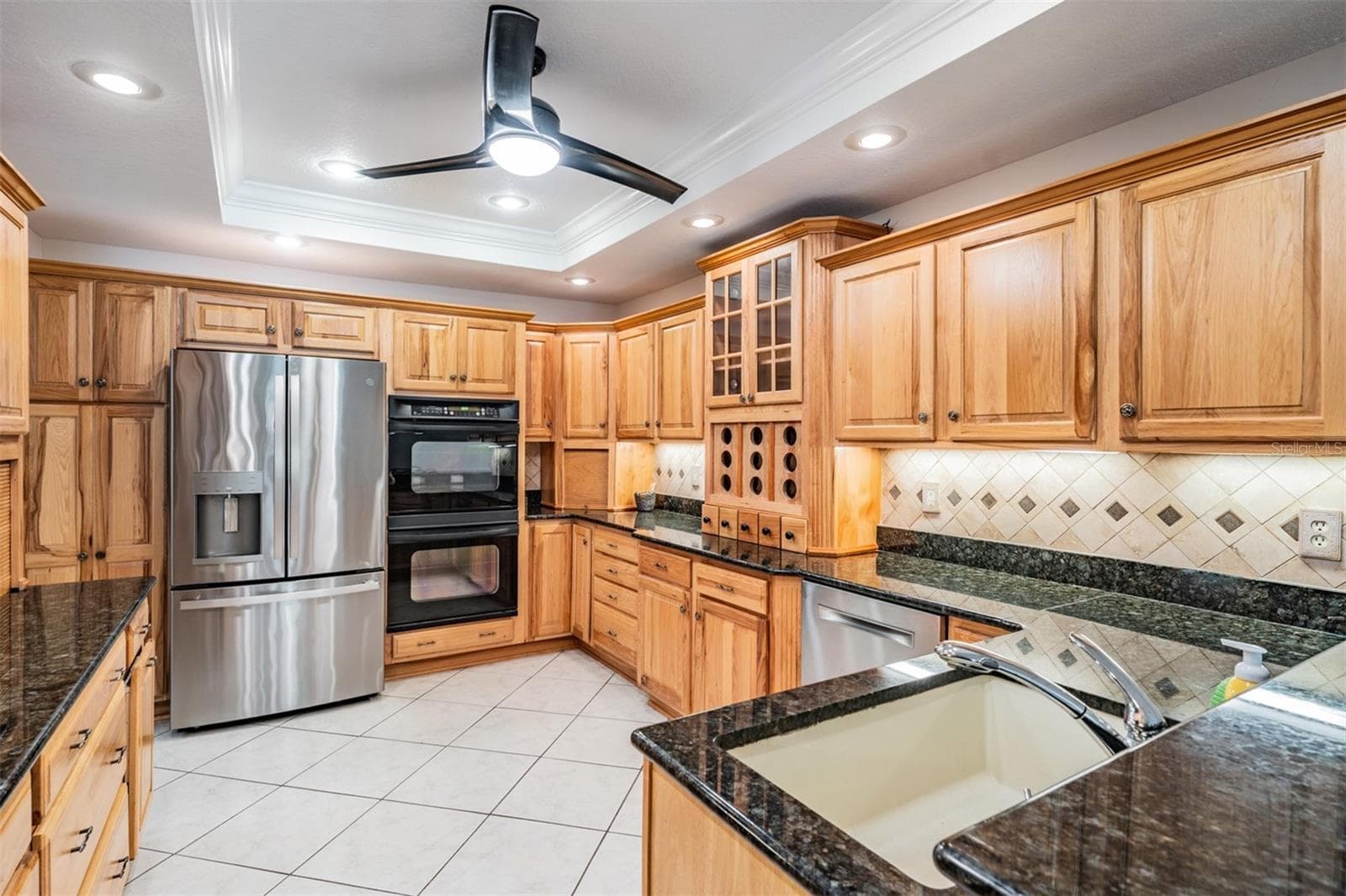 Custom kitchen with Granite counters - 10133 COLLAR DR, SAN ANTONIO