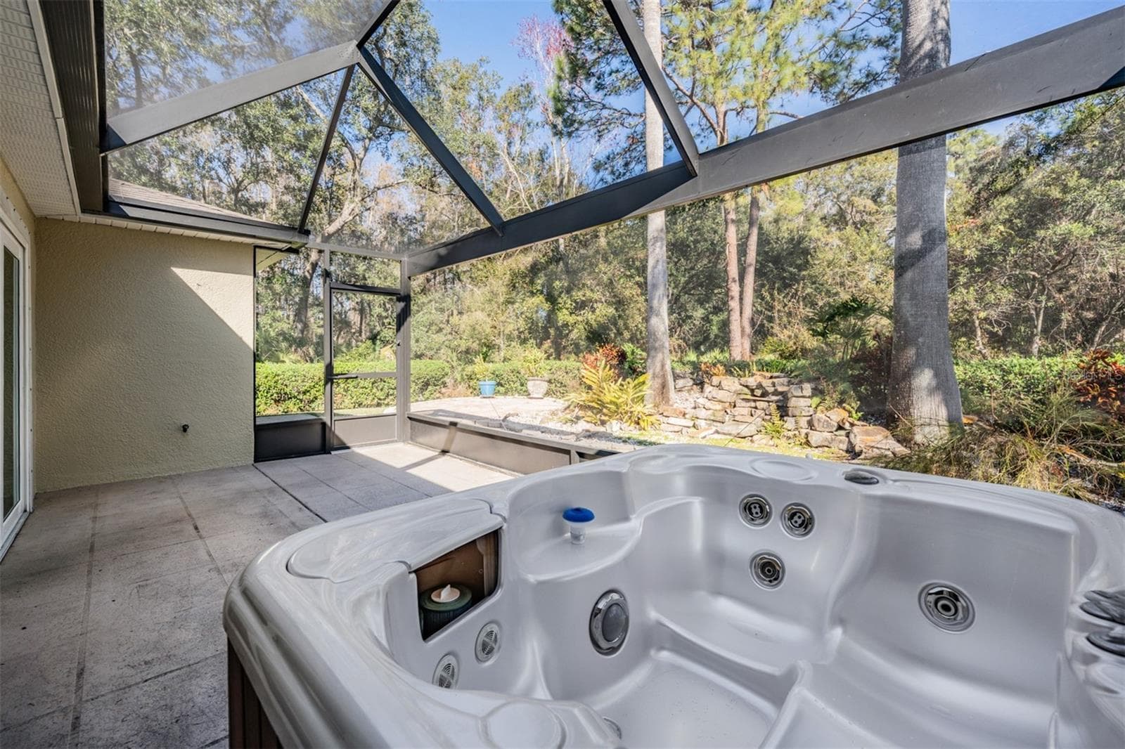 Therapeautic hot tub conveys - 10133 COLLAR DR, SAN ANTONIO