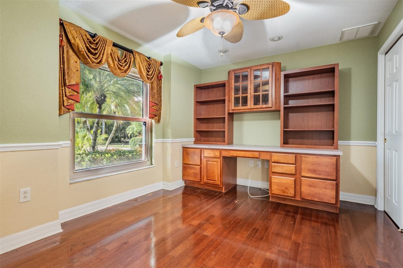 Built ins in OFFice overlooking front lawn and conservation - 10133 COLLAR DR, SAN ANTONIO