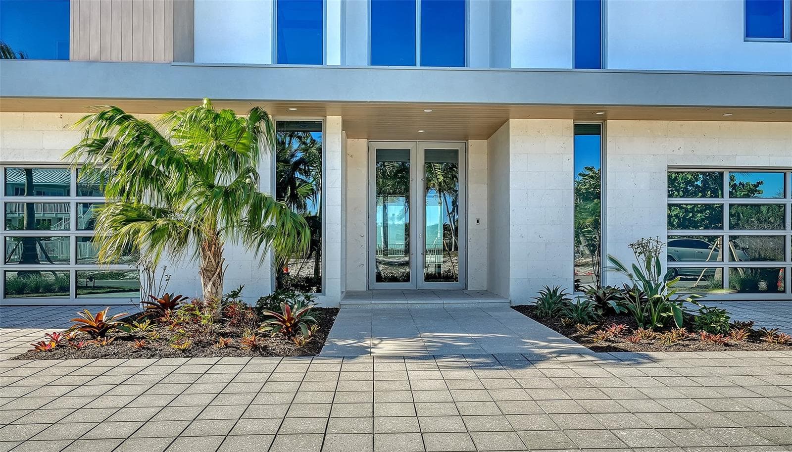 4-car garage with twin doors - 6489 GULFSIDE RD, LONGBOAT KEY