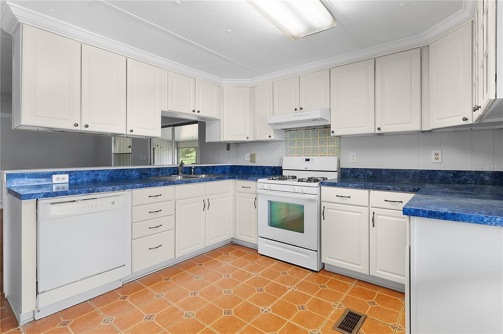 Manufactured Home at 302 IVANHOE CIR, LADY LAKE, photo 11 of 32