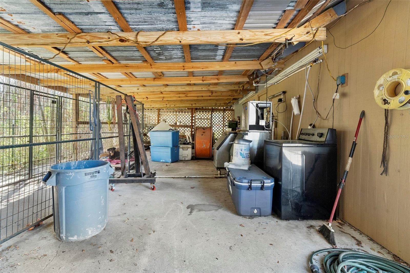 Side covered storage / dog cage - 3080 RAGIS RD, EDGEWATER