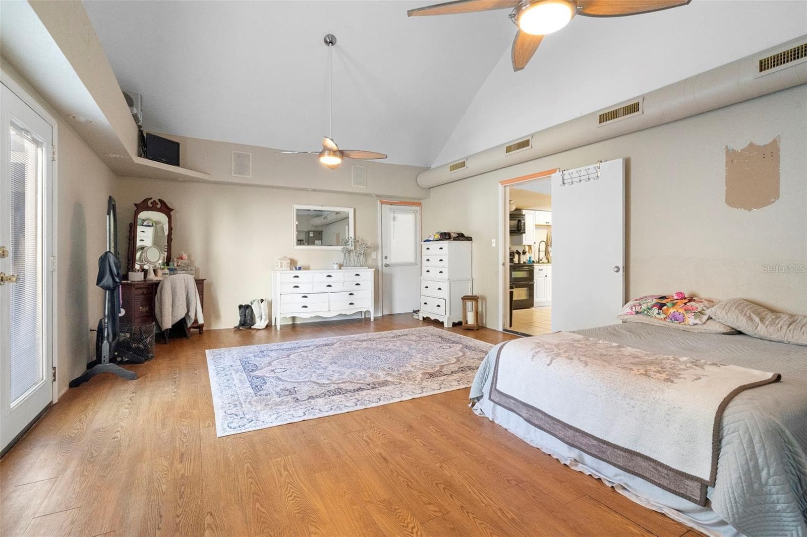 Apartment/In-Law Suitebedroom - 3080 RAGIS RD, EDGEWATER