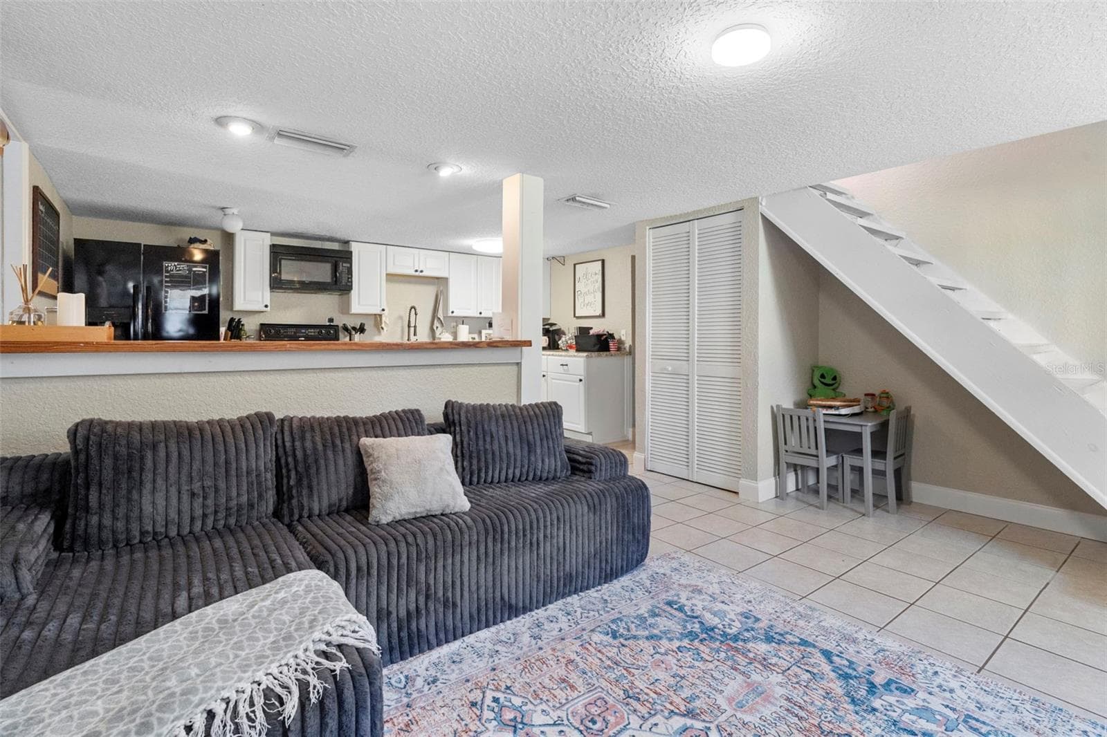 Apartment/In-Law Suiteliving room - 3080 RAGIS RD, EDGEWATER