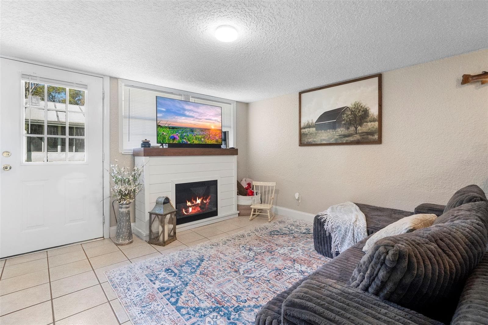 Apartment/In-Law Suite livingroom - 3080 RAGIS RD, EDGEWATER