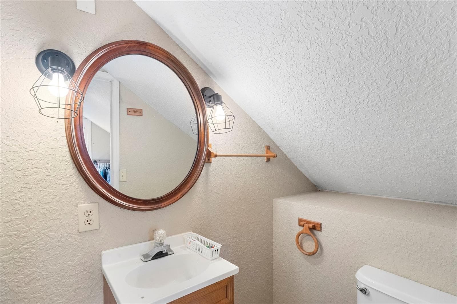 Apartment/In-Law SuiteBathroom upstairs - 3080 RAGIS RD, EDGEWATER