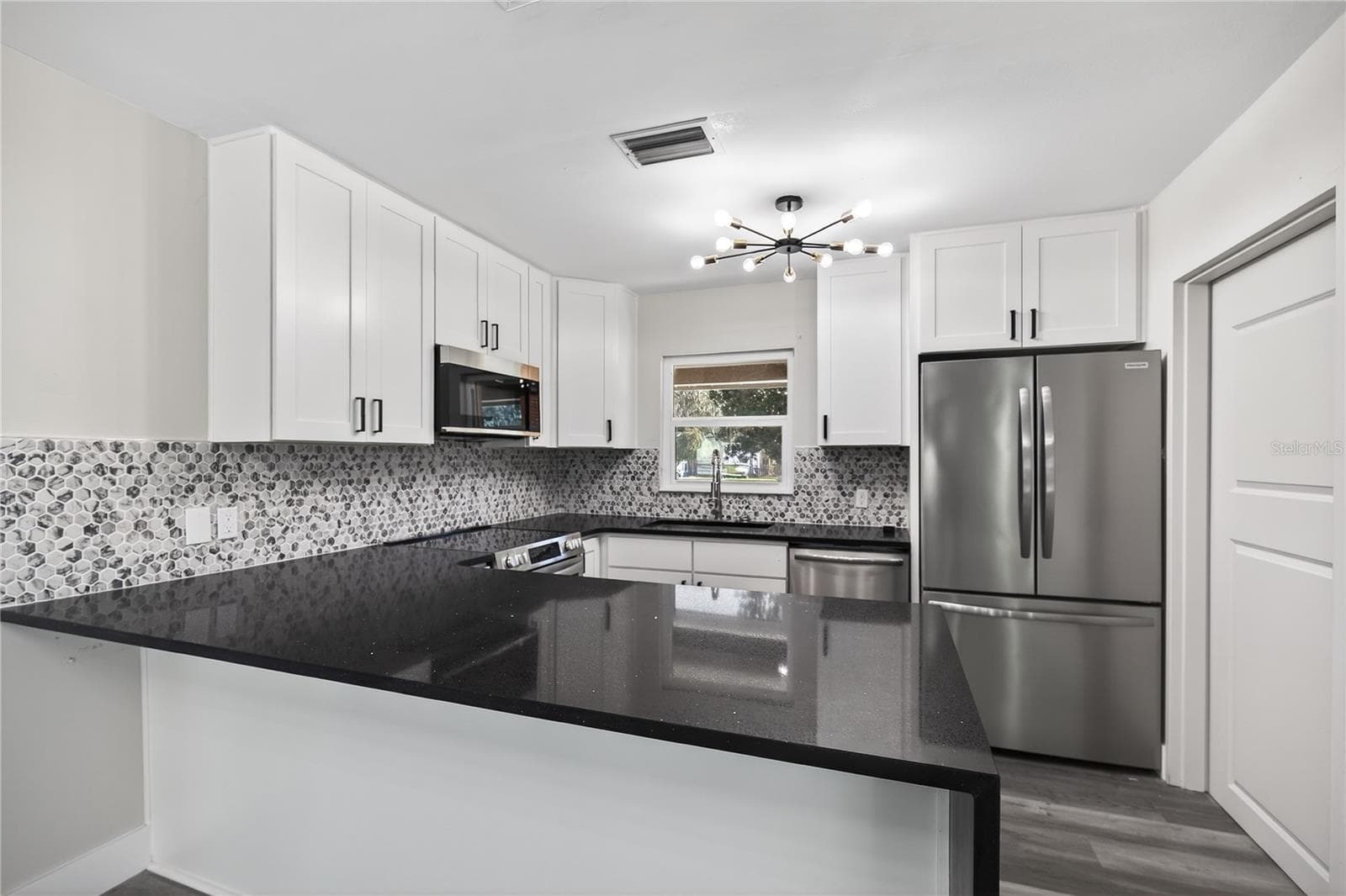 Beautify updated Kitchen - 1503 CANAL CT, TAVARES