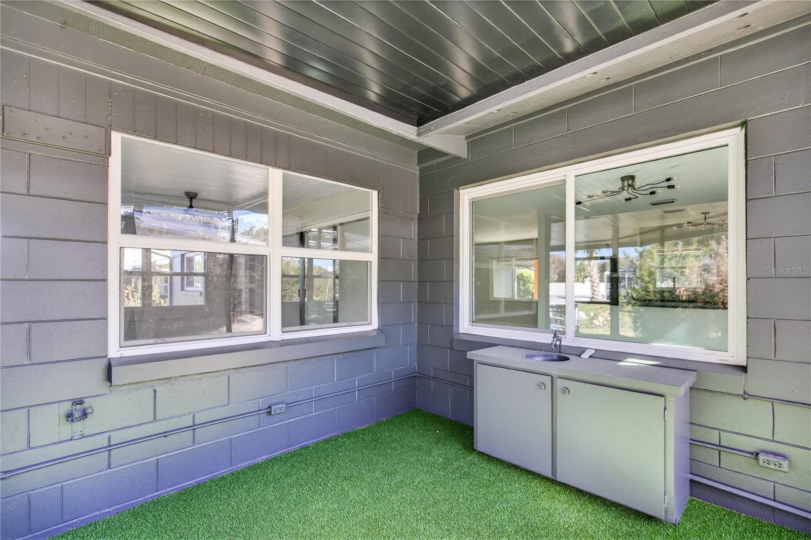 Porch with fish cleaning station - 1503 CANAL CT, TAVARES