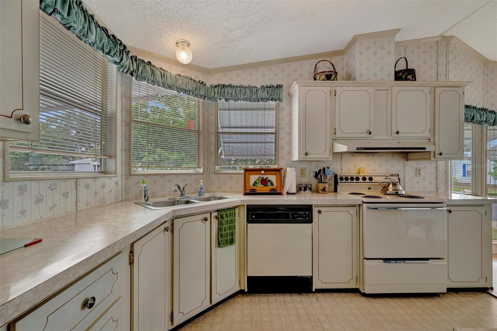Manufactured Home at 106 N SAINT GEORGE CIR, APOLLO BEACH, photo 5 of 45