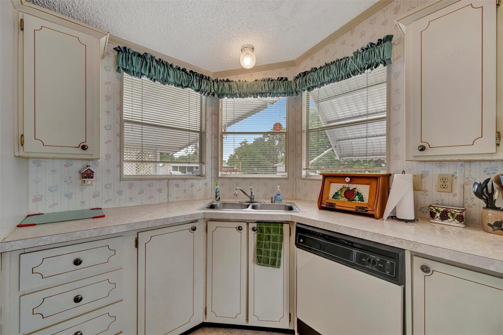 Manufactured Home at 106 N SAINT GEORGE CIR, APOLLO BEACH, photo 8 of 45