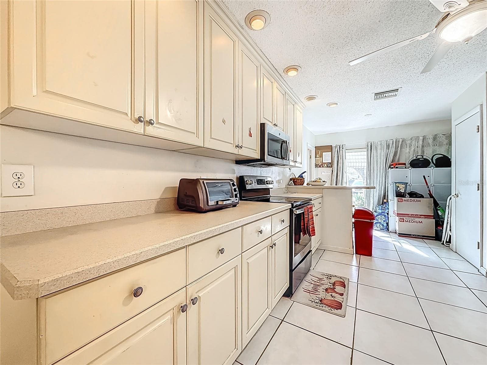1020 85th Ave N no 119, kitchen, view toward back slidrs and patio garden area - 1020 85TH AVE N #119, ST PETERSBURG
