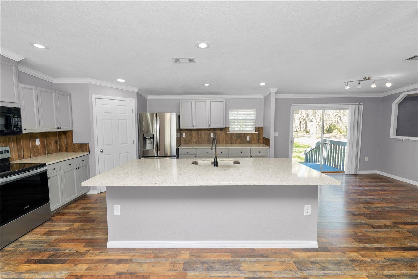 Manufactured Home at 7405 SHOUPE RD, PLANT CITY, photo 10 of 63