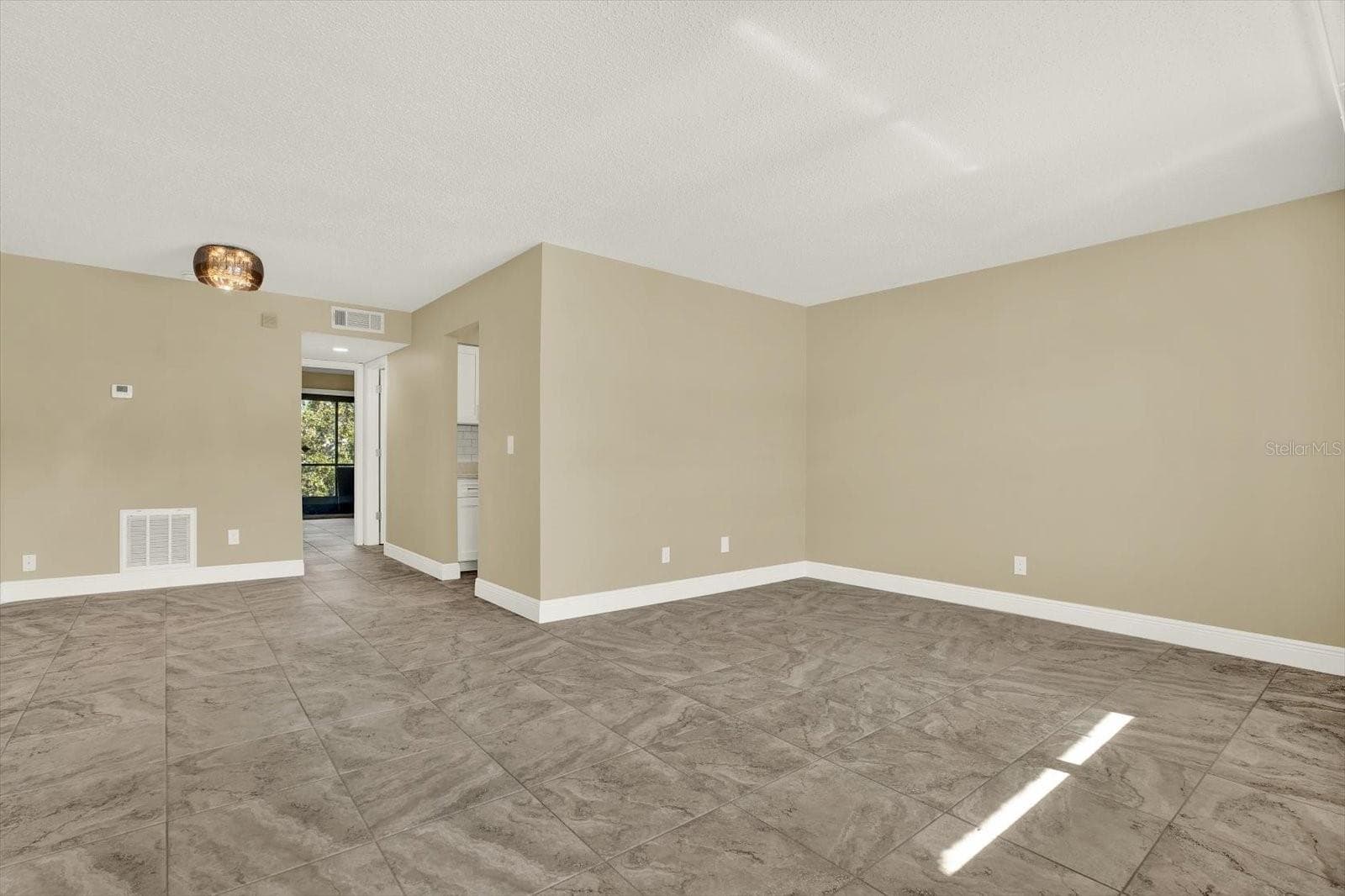Looking in from front door - 9125 TUDOR DR #D109, TAMPA